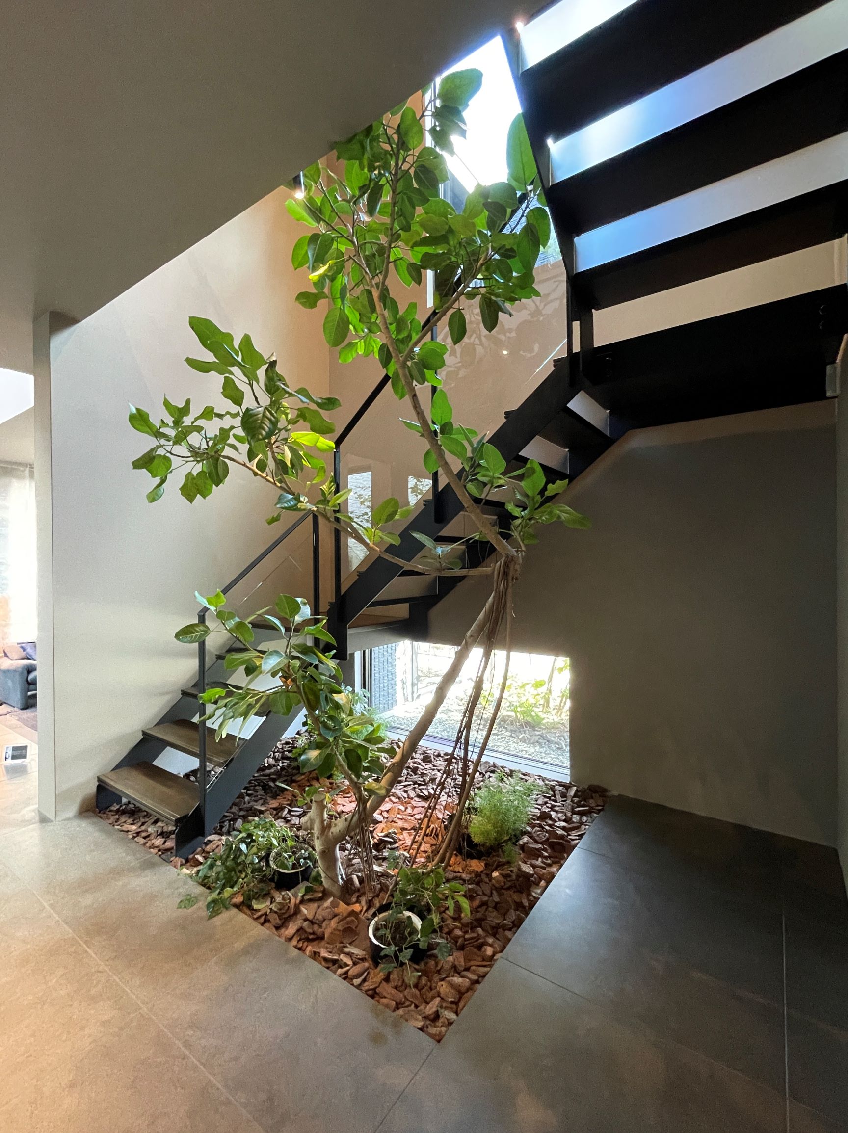 施工事例 No. 259 緑に囲まれたオブジェのような階段