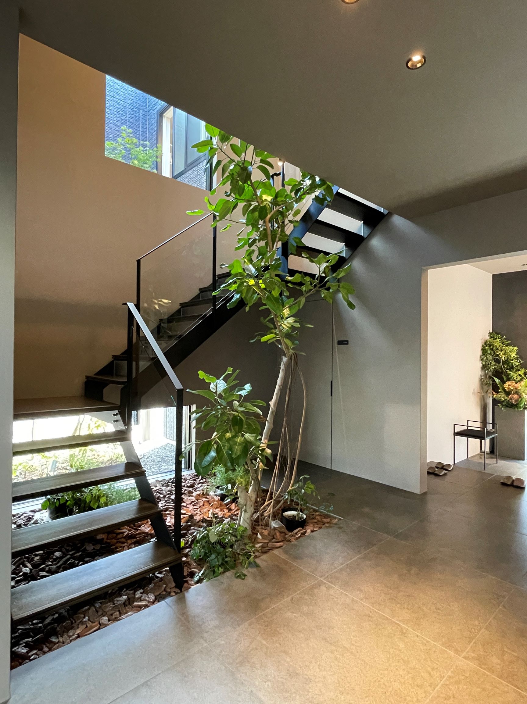 施工事例 No. 332 緑に囲まれたオブジェのような階段