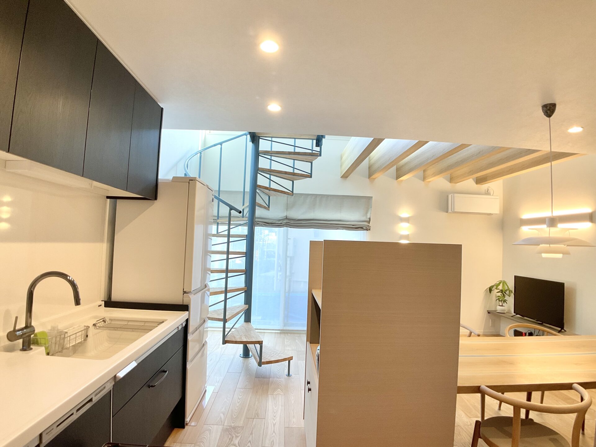 施工事例 No. 350 リビングに舞い降りる、流れるような螺旋階段