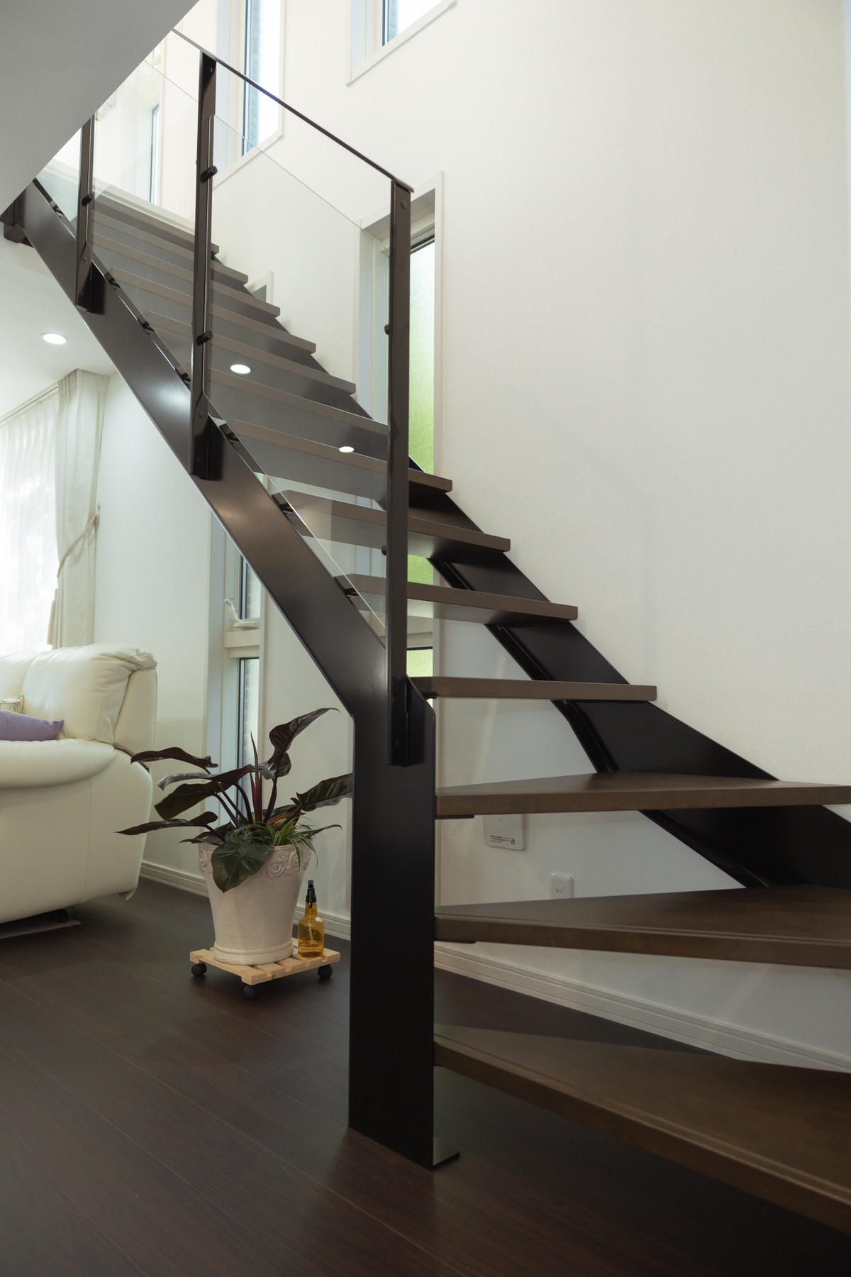 施工事例 No. 273 空間を広げ、デッドスペースには緑を配置。見せたくなるシースルー階段 - Part 2