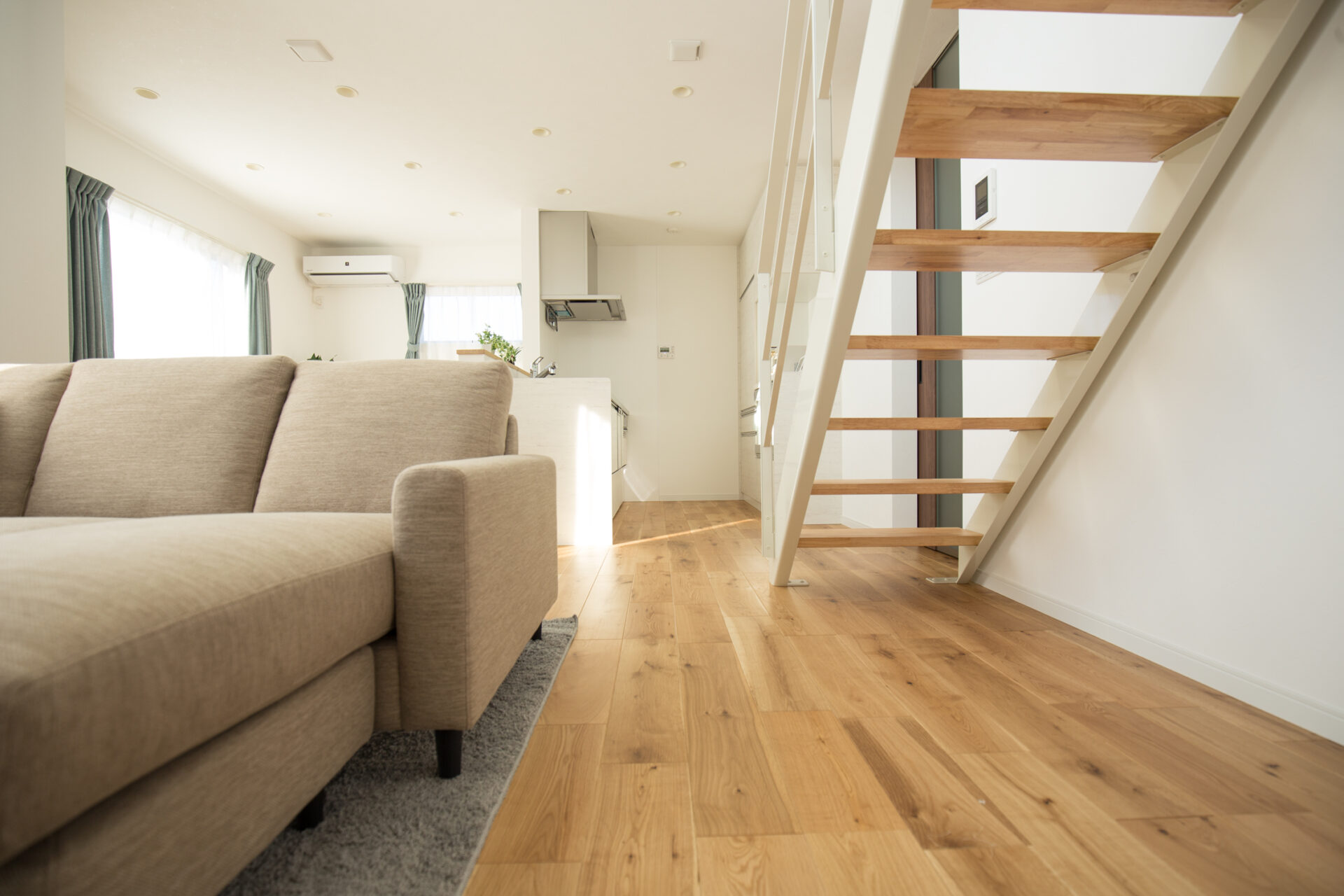 施工事例 No. 341 開放的なリビングに心地よく溶け込む階段