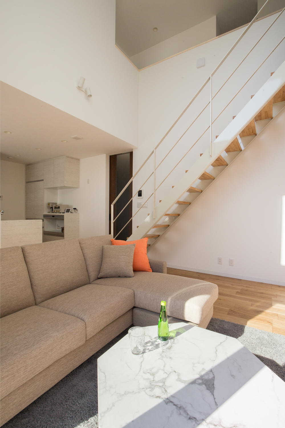 施工事例 No. 353 開放的なリビングに心地よく溶け込む階段