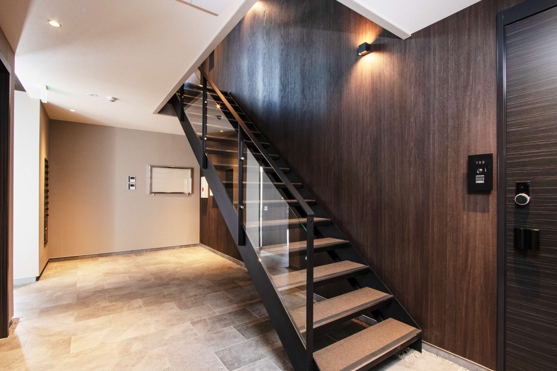 施工事例 No. 202 高級感ある共用空間をつくる階段。