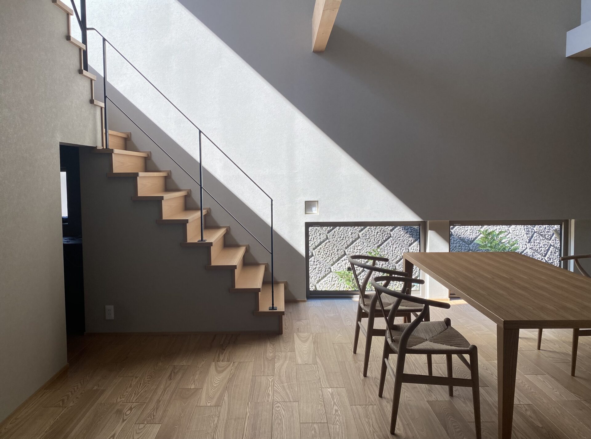 施工事例 No. 233 光が降り注ぐ、スチール手すり