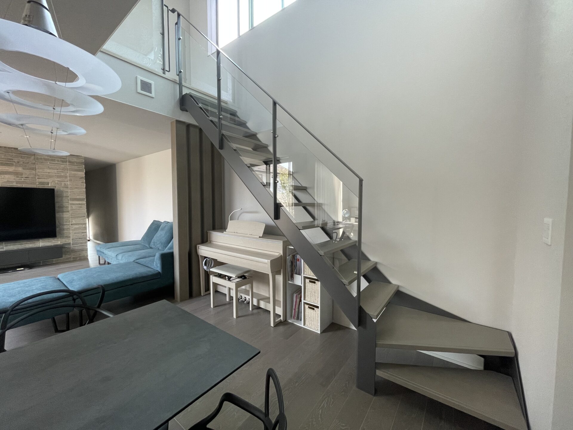 施工事例 No. 280 空間になじむ配色のシースルー階段