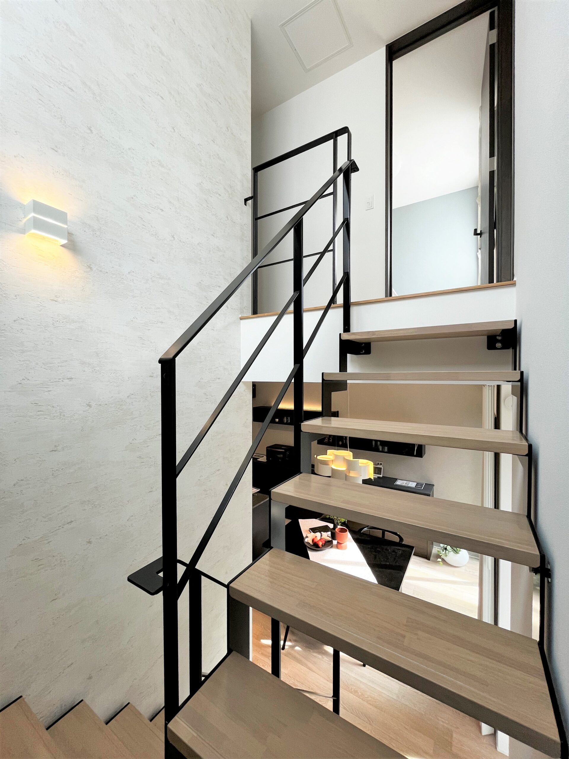 施工事例 No. 329 狭小住宅にシースルー階段でスペースを有効活用