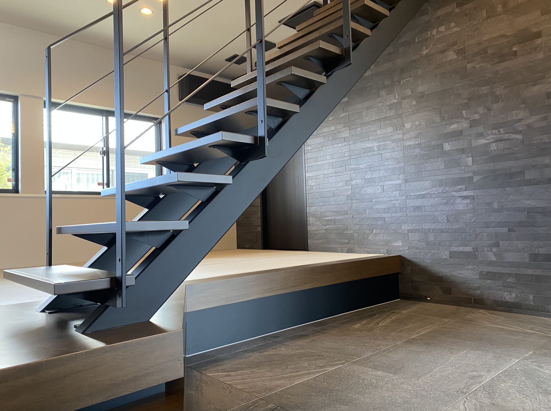 施工事例 No. 335 空間の質を向上させる重厚感のあるシースルー階段 - Part 2