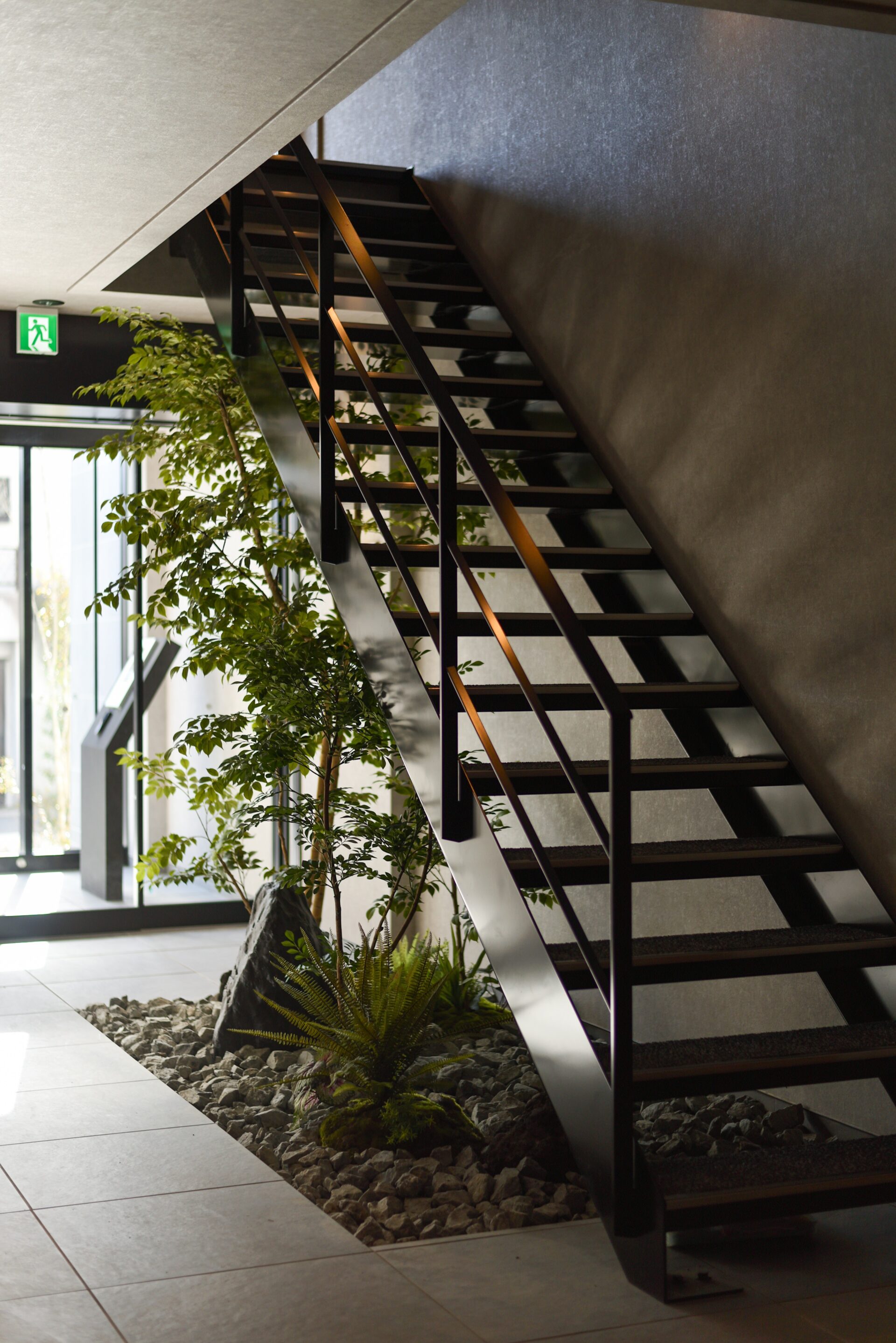 施工事例 No. 302 洗練された階段が迎える、上質な教養空間