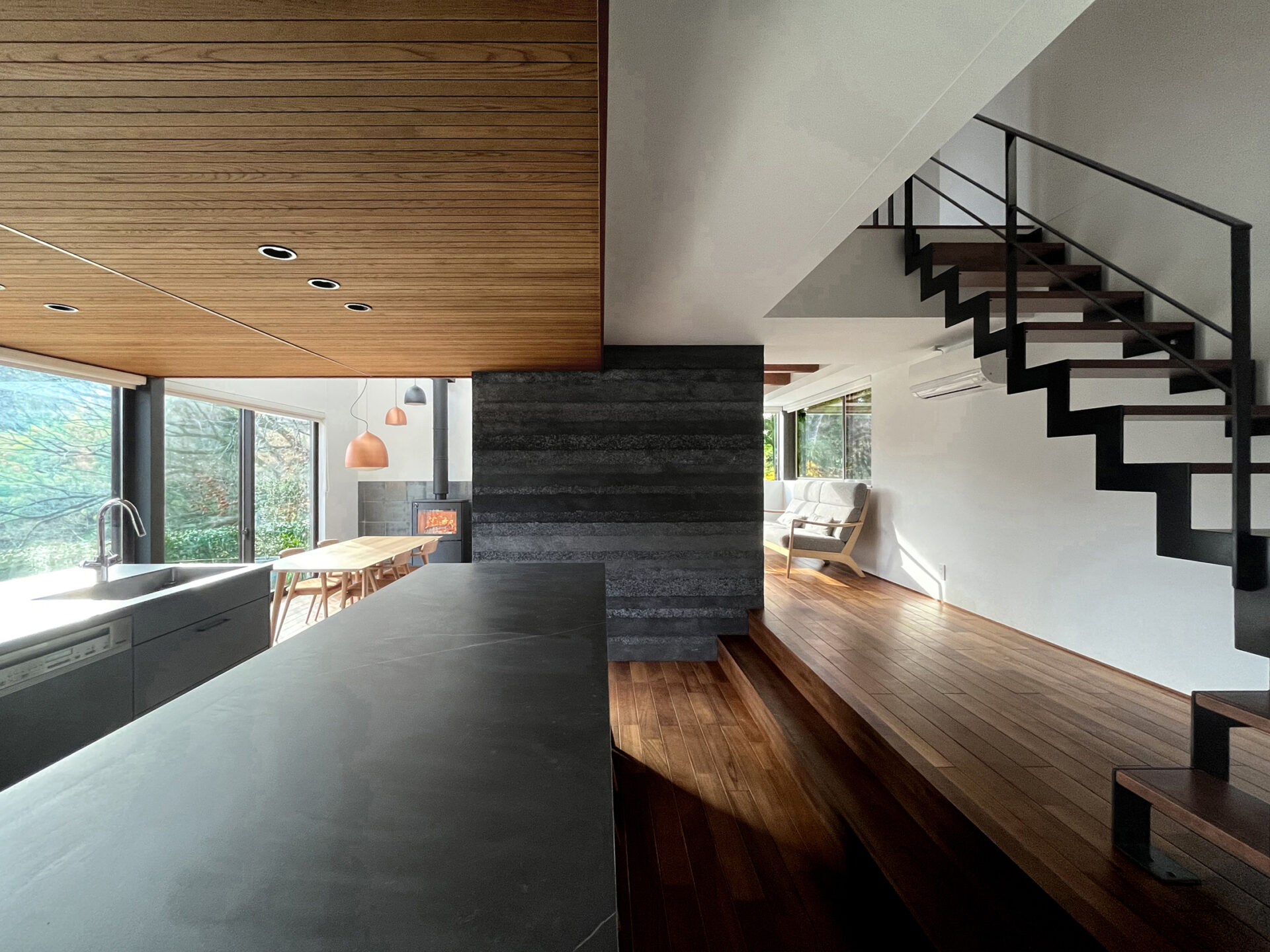 施工事例 No. 217 森に囲まれた傾斜地に建つ家