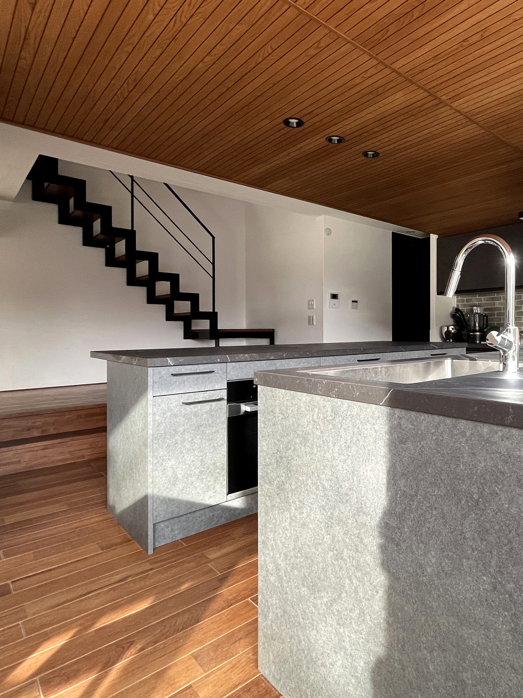 施工事例 No. 255 森に囲まれた傾斜地に建つ家