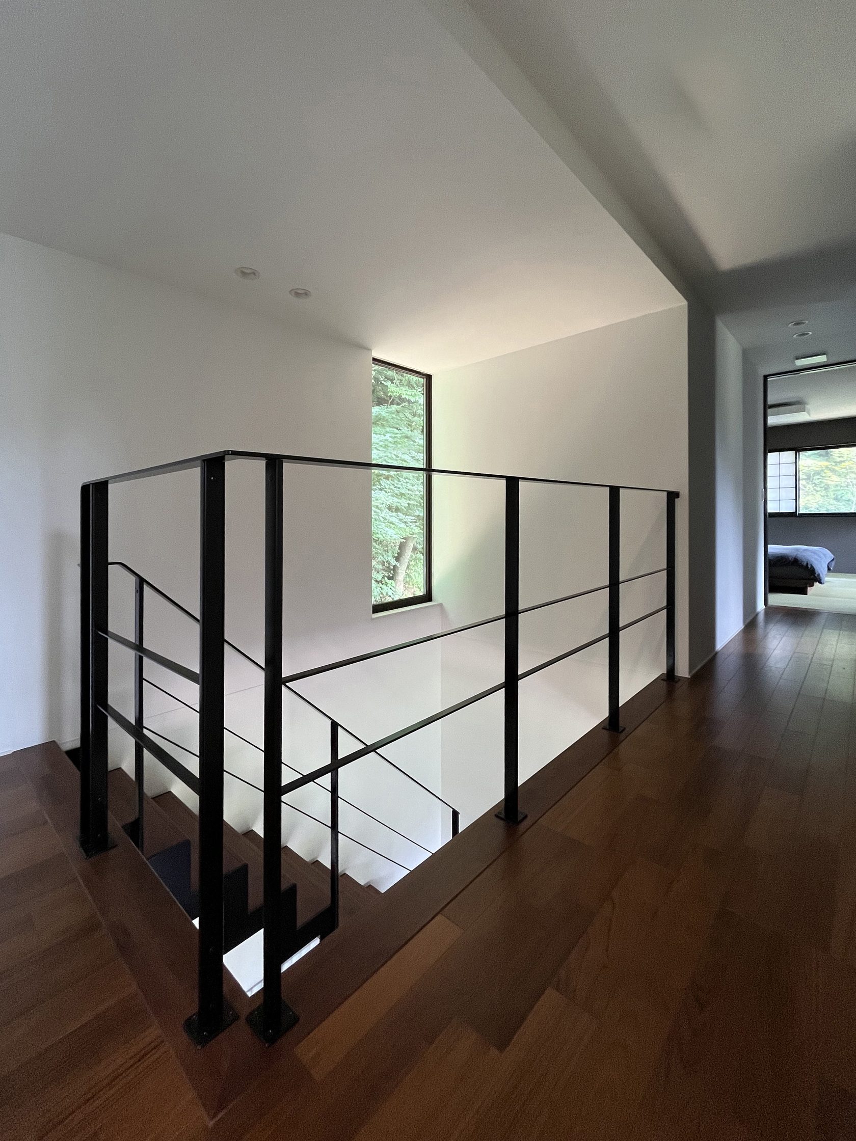 施工事例 No. 327 森に囲まれた傾斜地に建つ家