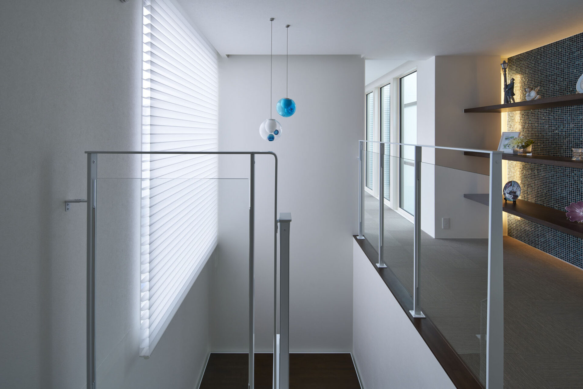 施工事例 No. 340 白い階段のシルエットの向こうに水盤のある風景を楽しむ