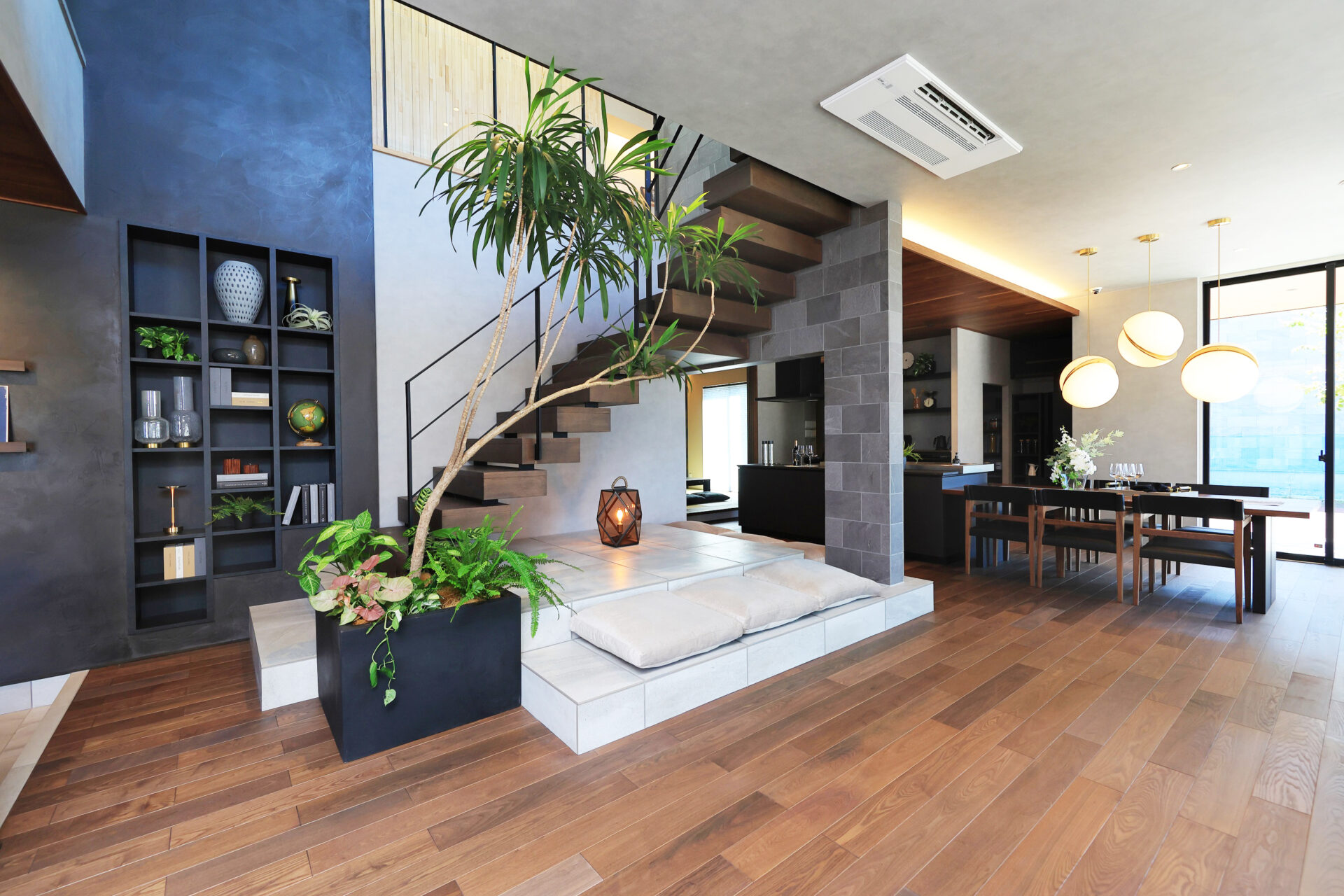 施工事例 No. 237 インドアグリーンと象徴的なダイナミック階段