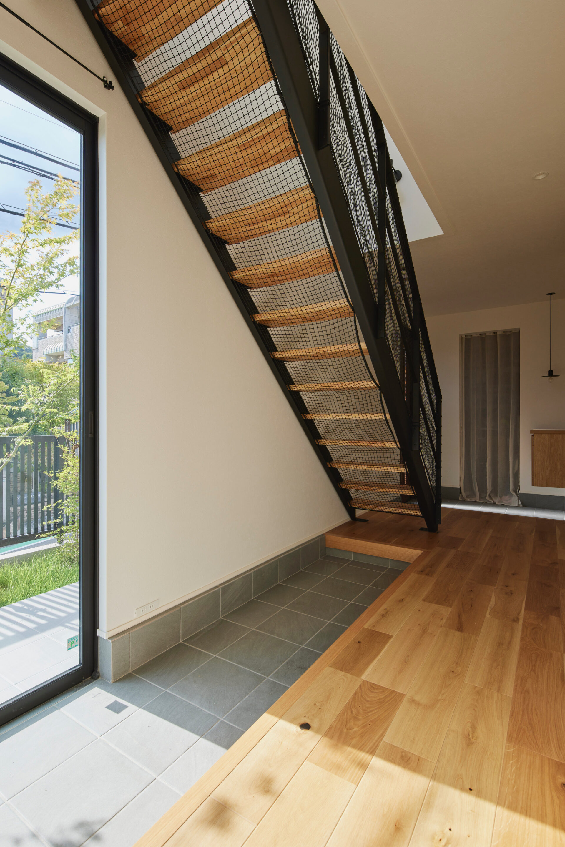 施工事例 No. 270 差し込む光と、浮かぶようなステップ。 空間の始まりに、印象を与える階段 - Part 3