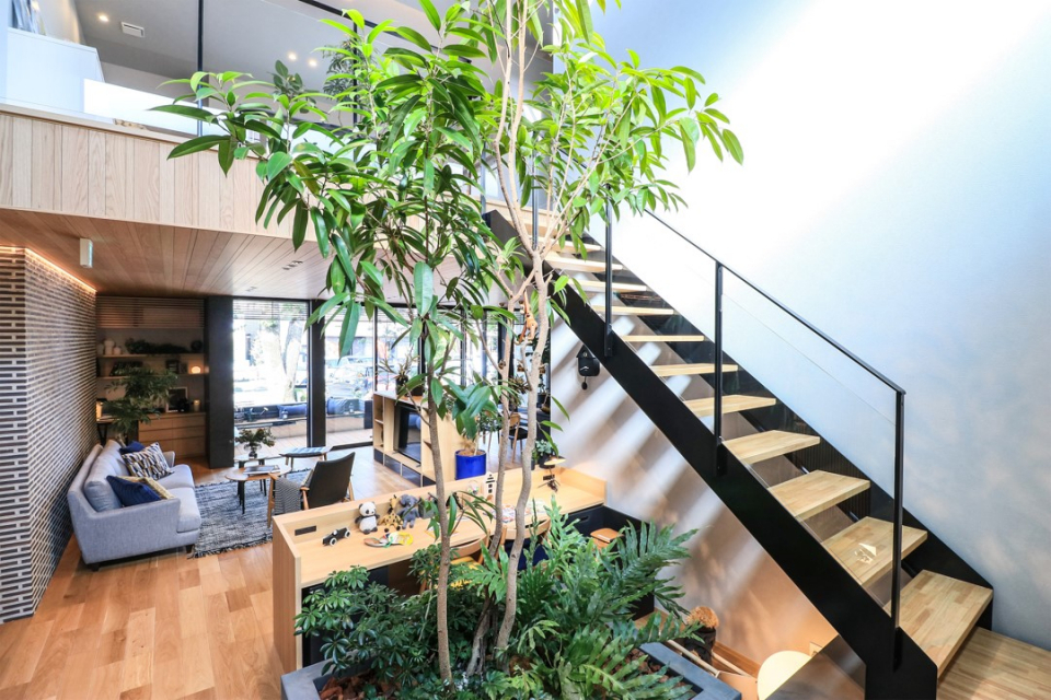 施工事例 No. 305 緑とシースルー階段が奏でる、美しい調和