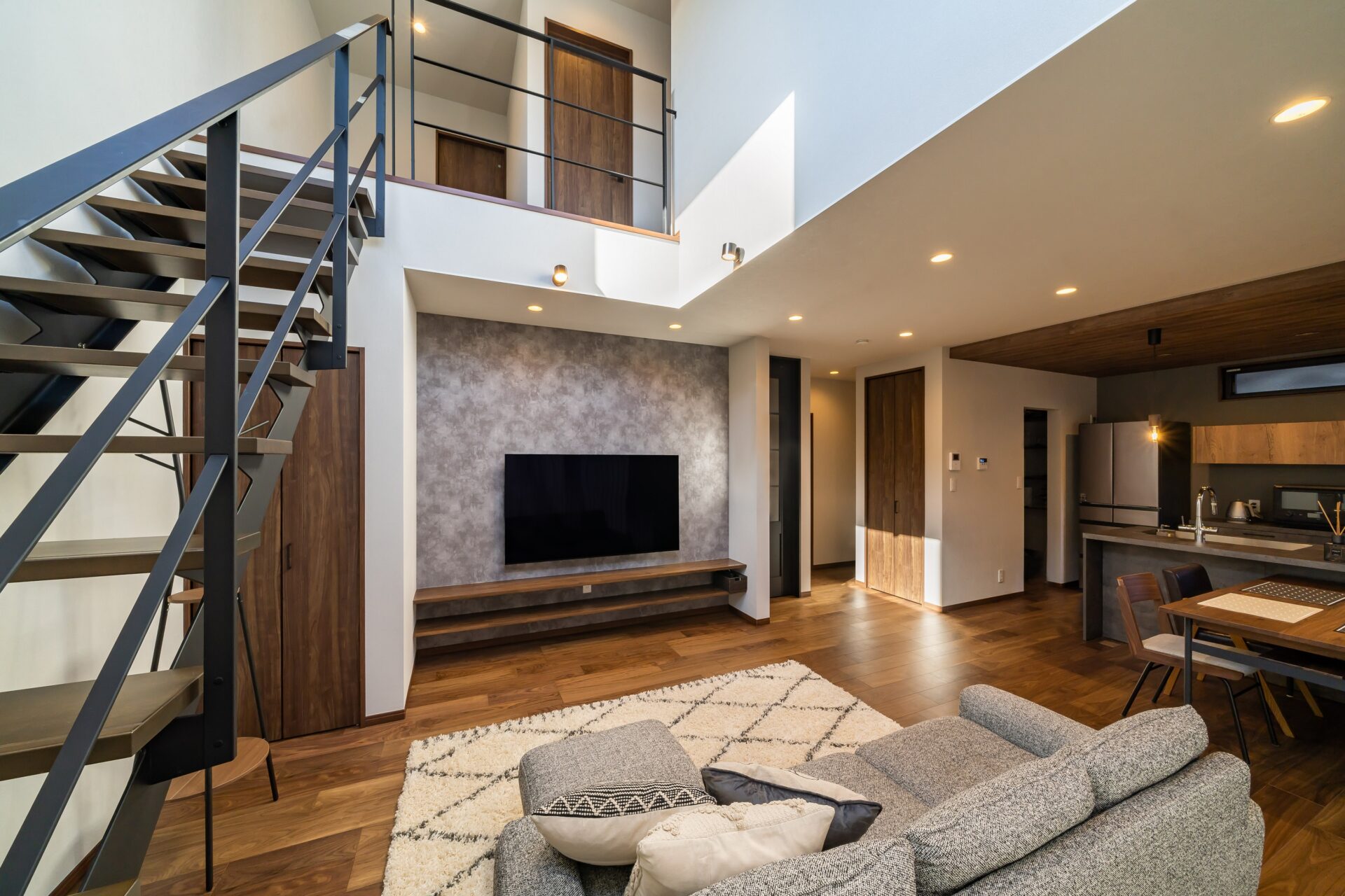 施工事例 No. 322 家族が集うシックな空間にアクセントとなるシースルー階段