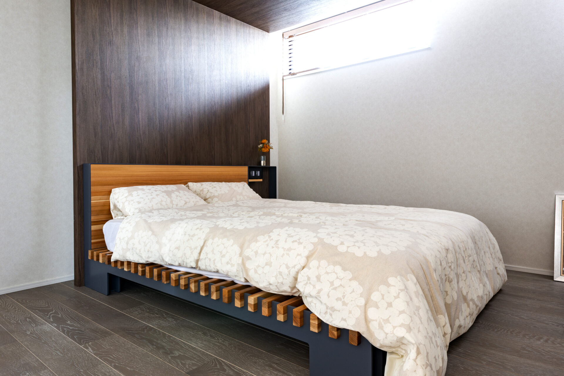 施工事例 No. 006 木×スチール、異素材の調和が生む洗練されたベッドルーム