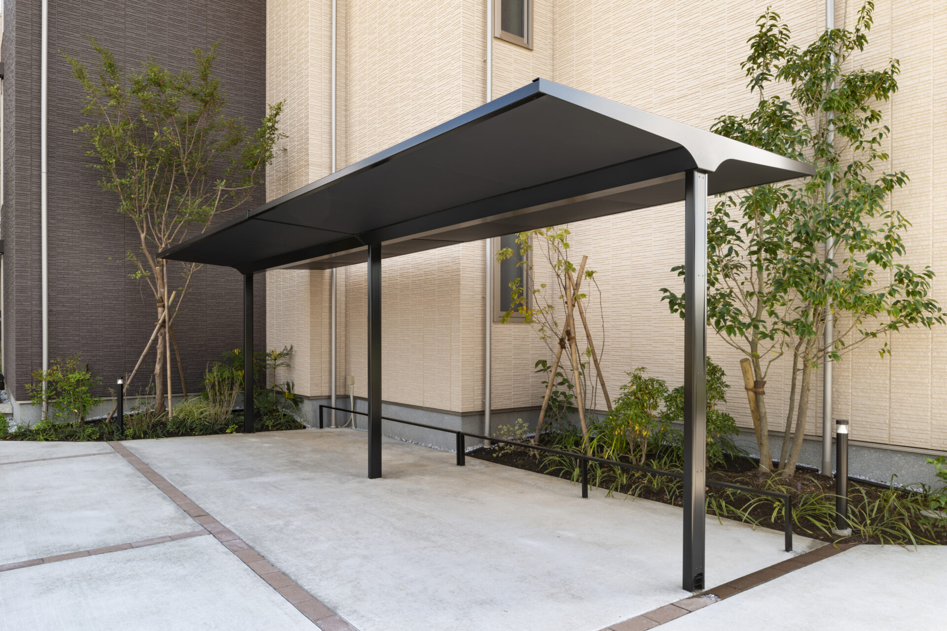 施工事例 No. 024 高強度かつデザイン性の高いサイクルポート