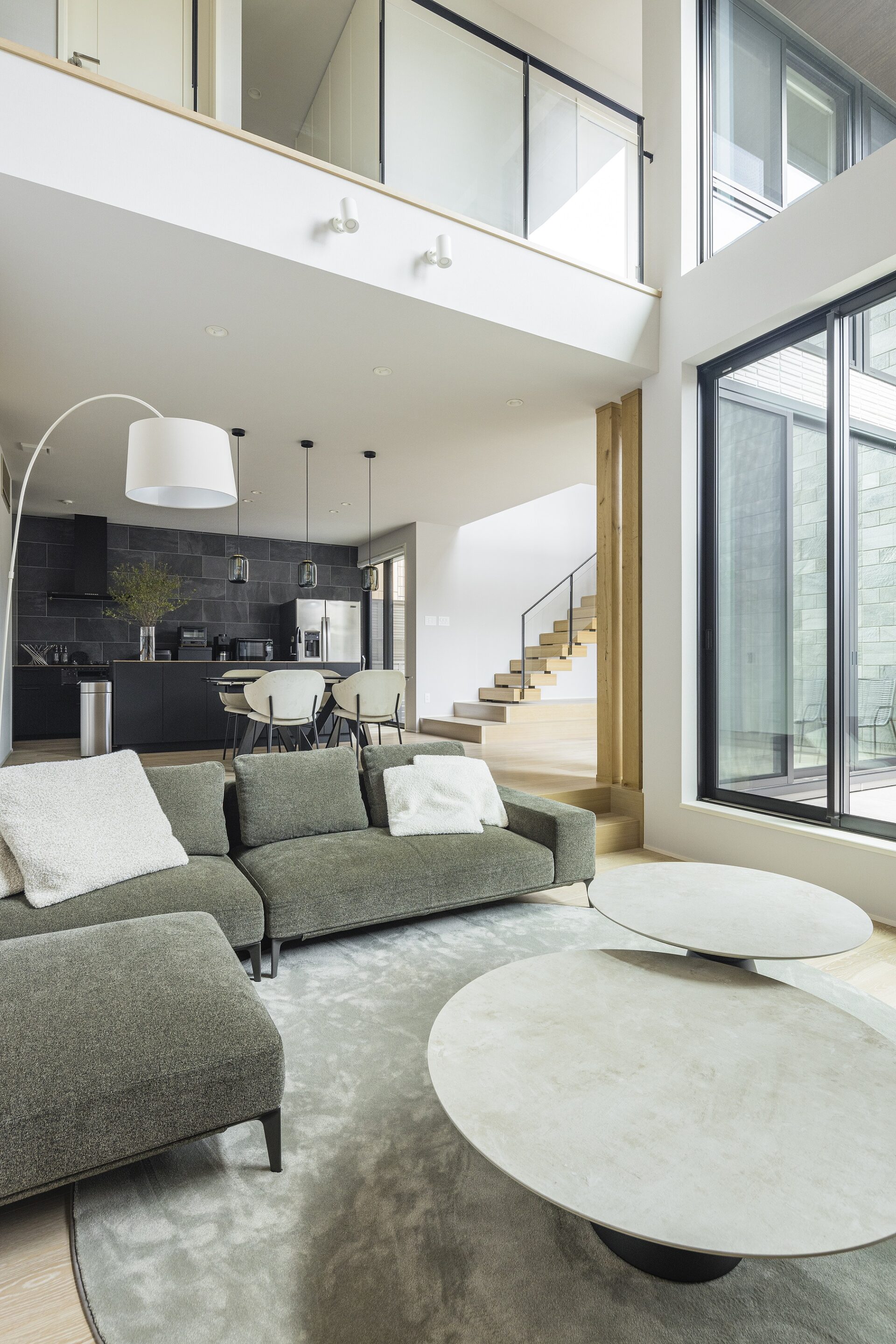 施工事例 No. 369 軽やかに浮かぶ階段が、リビングに上質な印象を添える