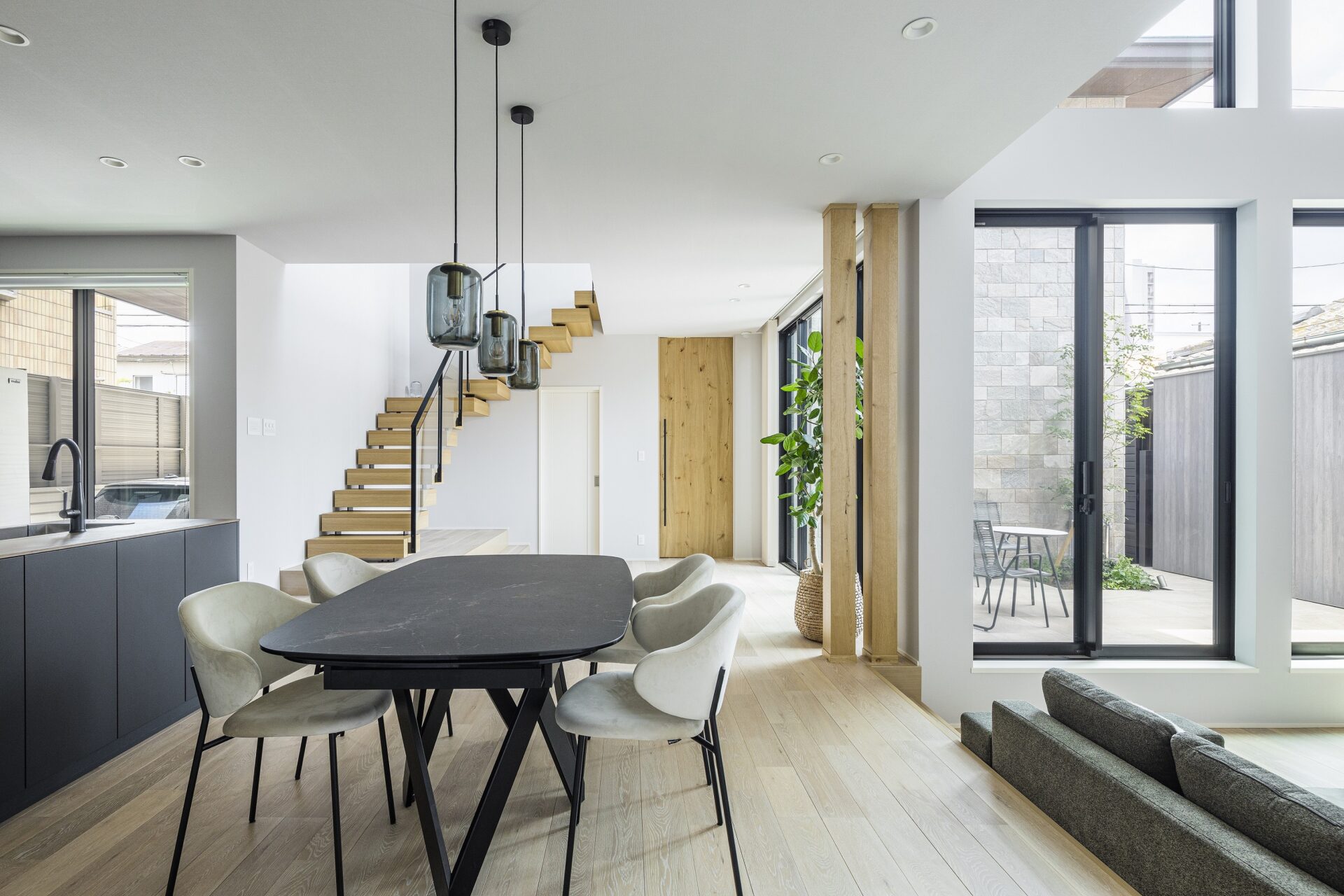 施工事例 No. 362 軽やかに浮かぶ階段が、リビングに上質な印象を添える