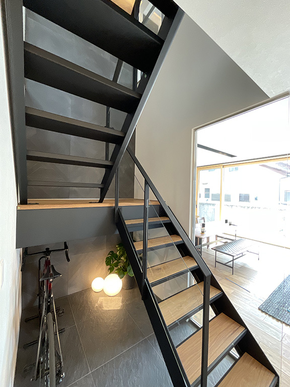 施工事例 No. 358 使いやすさも、美しさも、妥協しない。余白の美に、鉄と木の対話を