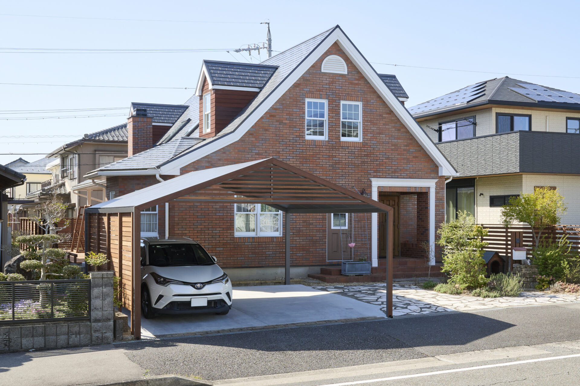 施工事例 No. 015 三角屋根と天然木が特徴の高級カーポート