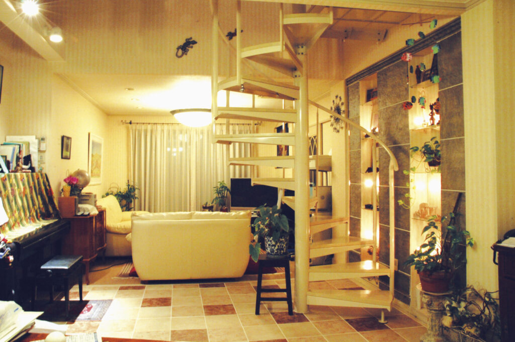 室内用スチール製らせん階段『KD Spiral』