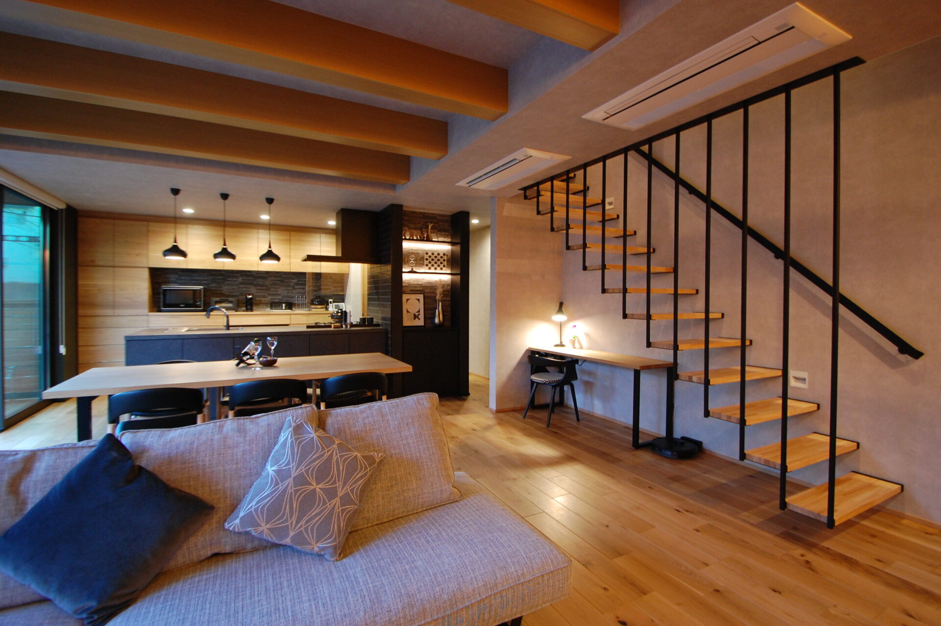 施工事例 No. 372 狭さを感じさせない、シースルー階段の軽快さ