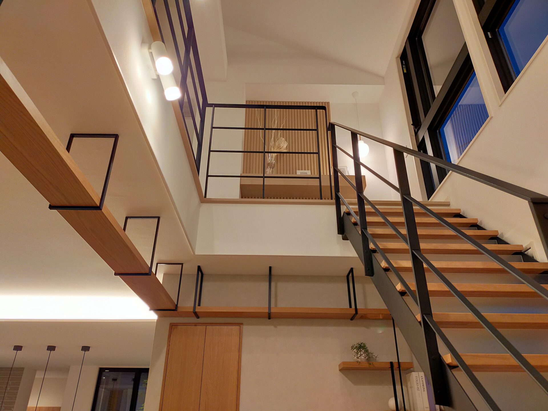 施工事例 No. 373 空間の広がりを損なわない階段で、開放的な空間を演出