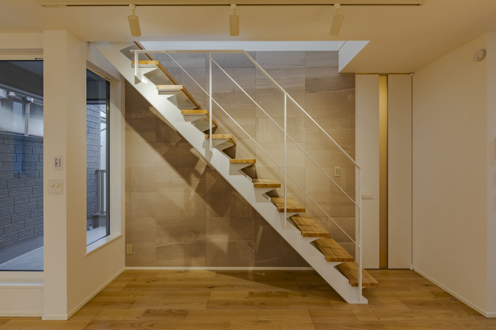 施工事例 No. 370 日常に溶け込み、空間を広げる階段デザイン