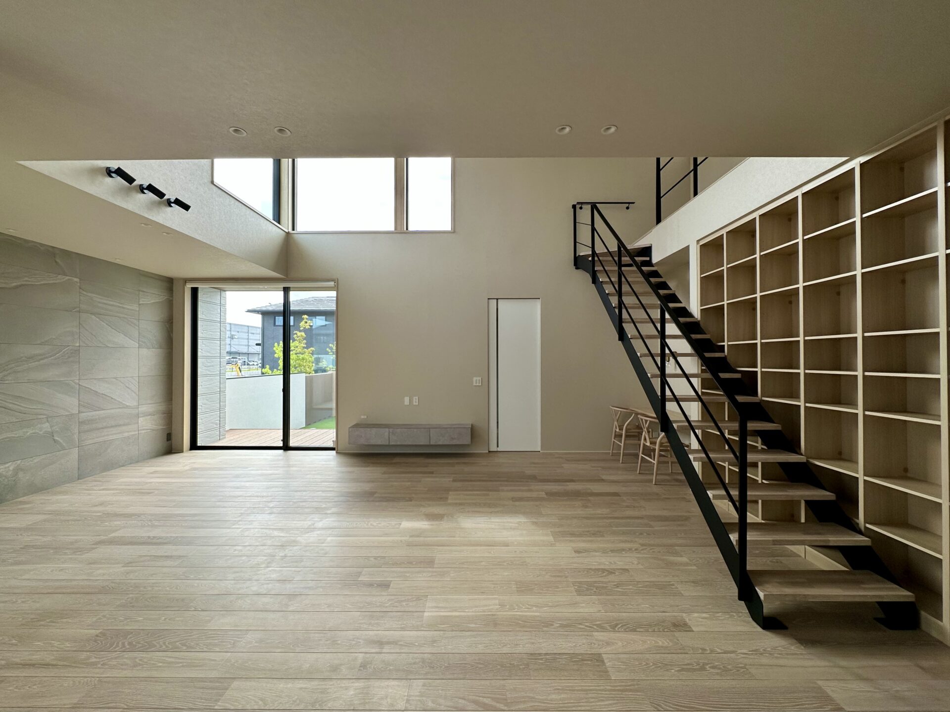 施工事例 No. 367 家具のように美しい、暮らしの導線。階段の途中で交わす、たったひとことが、今日をやさしくする。