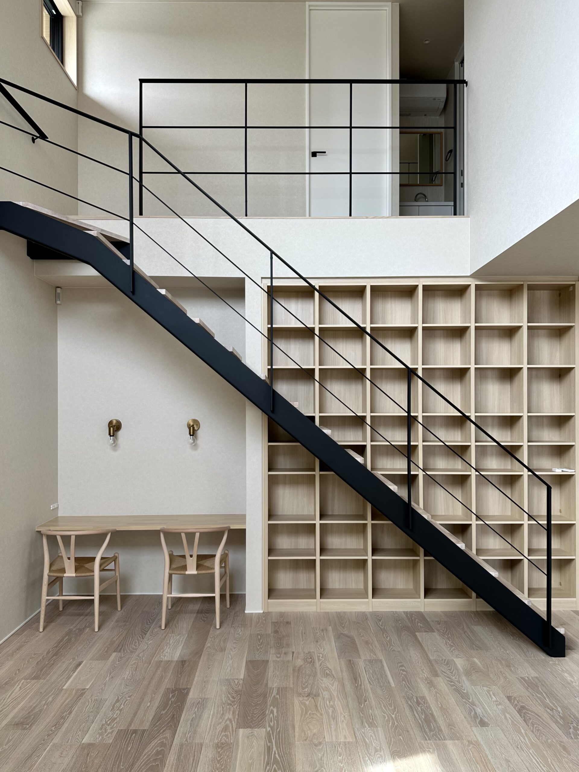 施工事例 No. 360 家具のように美しい、暮らしの導線。階段の途中で交わす、たったひとことが、今日をやさしくする。