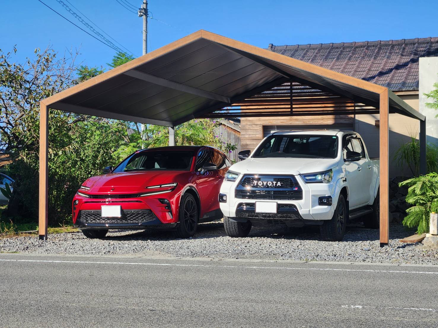 施工事例 No. 014 三角屋根と天然木が特徴の高級カーポート