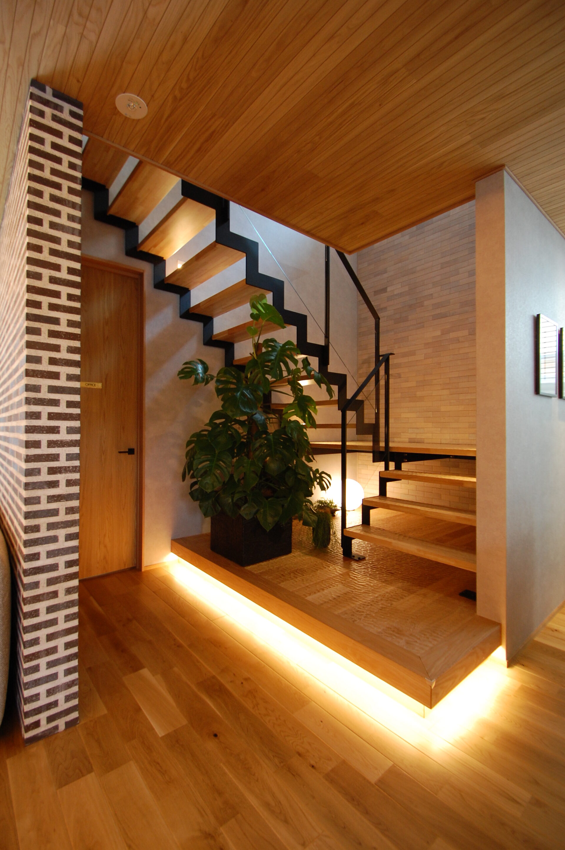 施工事例 No. 371 シンプルでありながら存在感を放つ、暮らしに彩りを添える階段