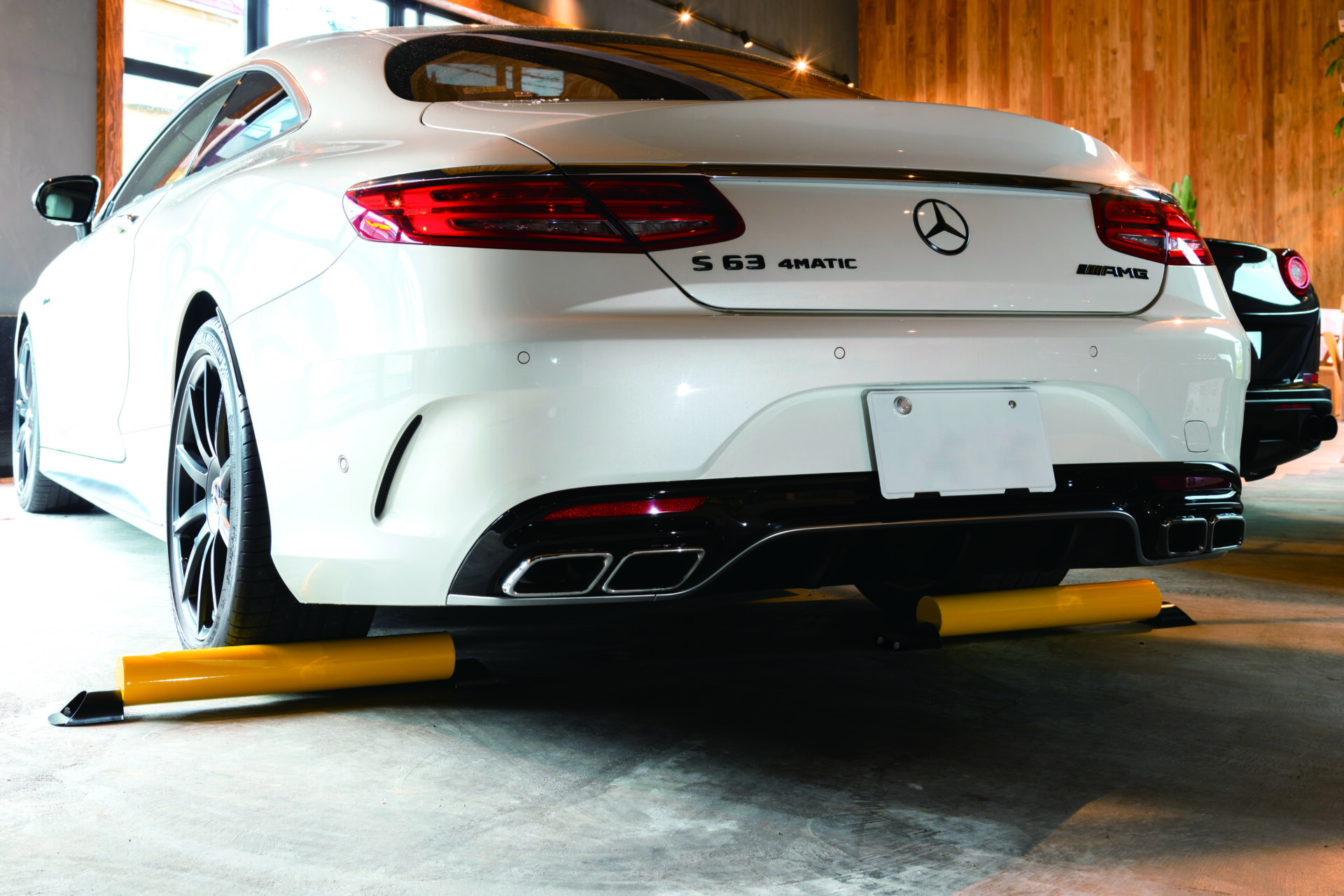 施工事例 No. 023 かっこいい愛車にはかっこいい車止めを