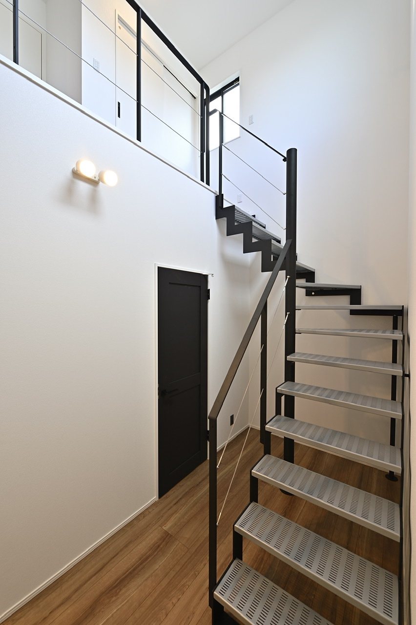 施工事例 No. 409 個性が光るスタイリッシュな階段