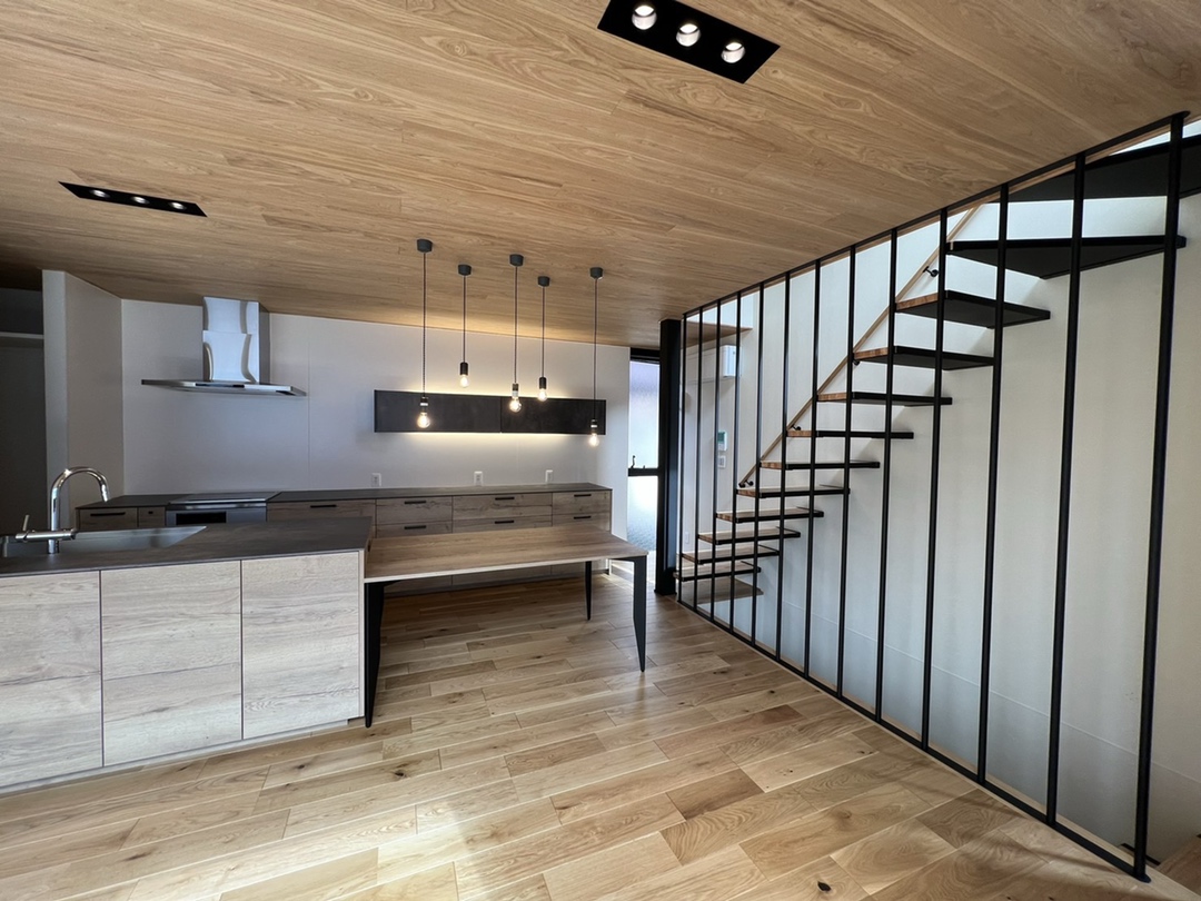 施工事例 No. 408 シースルー階段で狭小住宅でも快適に